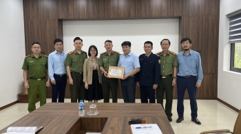 Trao giấy khen của Giám đốc Công an tỉnh Hòa Bình vì thành tích xuất sắc phong trào toàn dân bảo vệ ANTQ